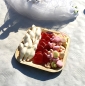 Preview: Nahaufnahme unserer kleinen Süßigkeitenplatte für ihre Hochzeit als Bestandteil der Candybar oder für die Tische ihrer Hochzeitsgäste. Inhalt 300g Süßigkeiten ihrer Wahl. Die Platte besteht aus Palmblatt.